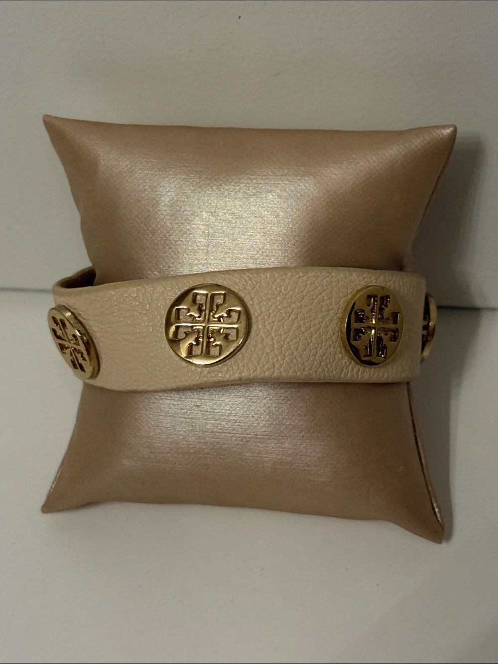 NEW BRACELET CREAM LEATHER GOLD TONE T MEDALLIONS SNAP CLOSE 7.5”-8”